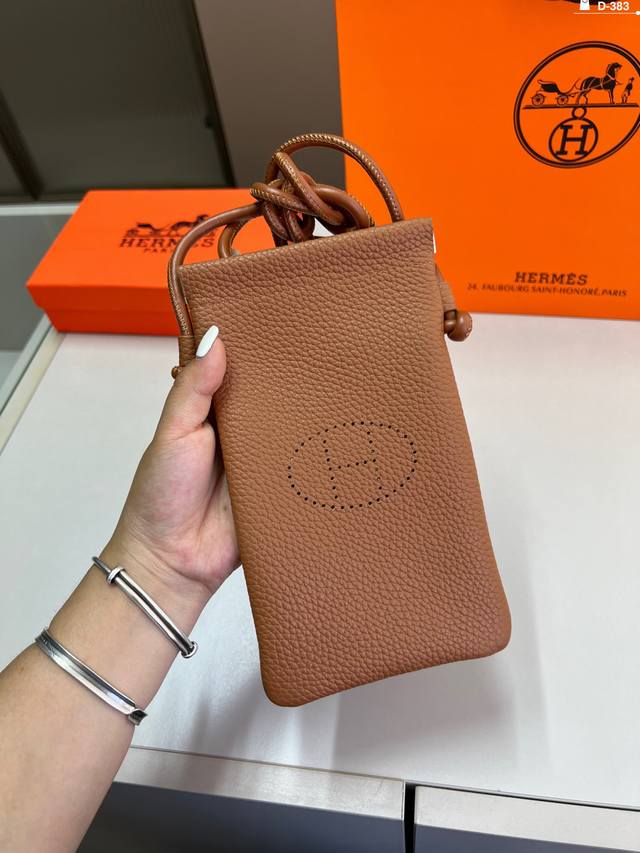 爱马仕手机包在手，双手自由我有小巧的包身，大大的容量。 夏日出行，手机、钥匙 、小物件一包搞定，轻松享受每一刻了D-383尺寸11×21配盒