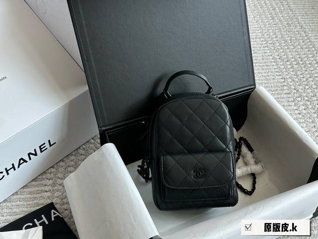 牛皮 升级版 Size：13*18Cm 配盒 小香家 24C新款双肩包 这季炒鸡可爱的小双肩 ！看着很小容量还挺大背法也有很多种非常 Nice 黑色荔枝牛皮简直