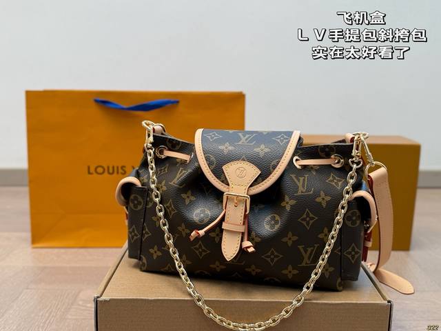 飞机盒 Lv手提包斜挎包 实在太好看了！百看不厌。 一眼就让人心动的包。 尺寸合适，既能装又不重！ 手提和单肩都很好看 入股不亏！ 尺寸23 16
