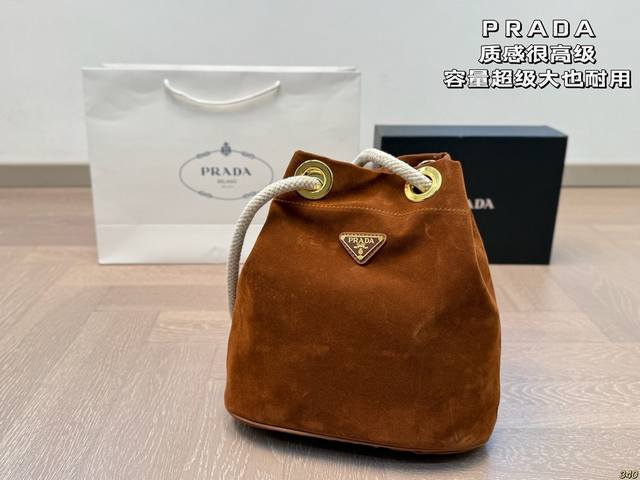 普拉达Prada 质感很高级 容量超级大也很耐用 日常出街背它回头率百分百 就是这种随性慵懒感 尺寸26 26