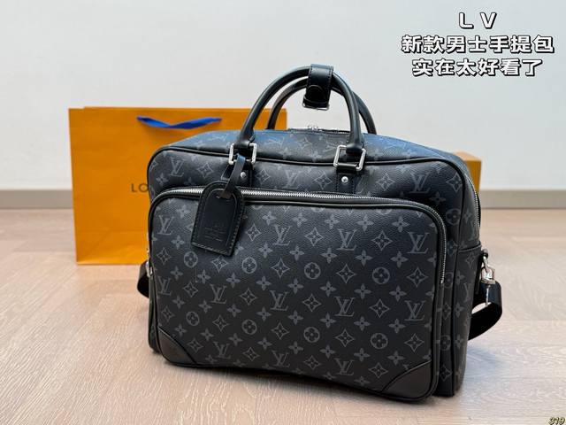 Lv男士手提包 实在太好看了！百看不厌。 一眼就让人心动的包。 尺寸合适，既能装又不重！ 肩带可调整、可拆卸 手提和单肩都很好看 入股不亏！ 尺寸41 38