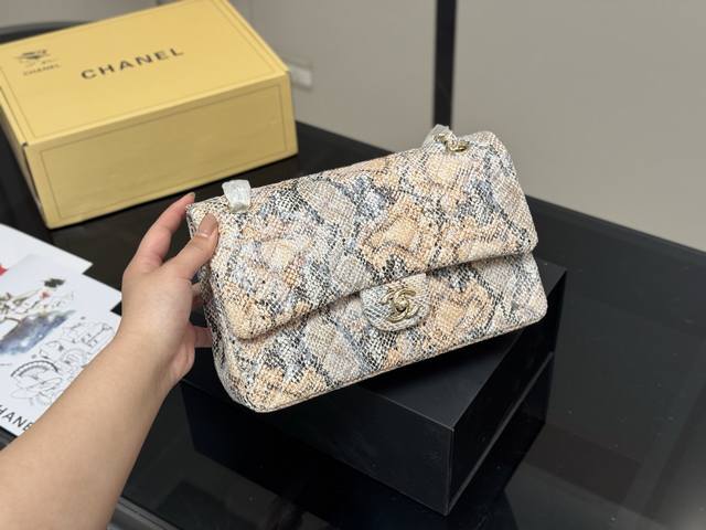 配折叠盒飞机盒 Size:25Cm 香奈儿 Cf我们一直很用心在做 秒杀其他市面上的货 顶级牛皮 很舒服的一种！ 不管您是谁 稳稳Hold住哦 四季必备单品！