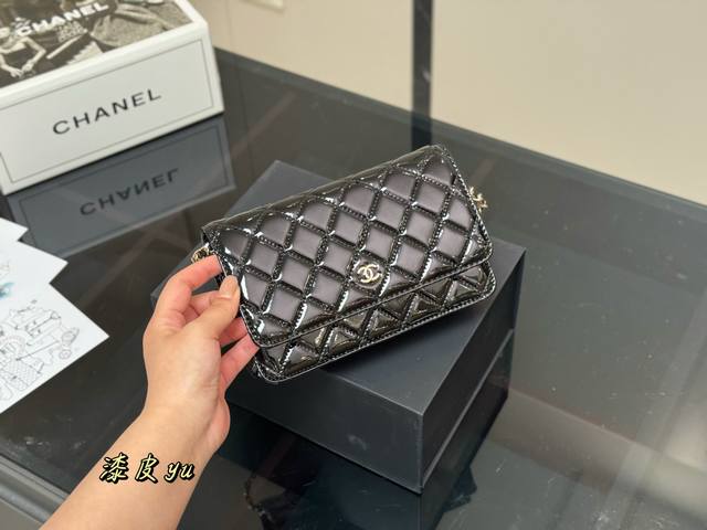 配折叠盒套飞机盒 Size ：19*12Cm 香奈儿漆皮发财包 Woc 品质很不错！ 包包有卡位 有暗袋！很实用！