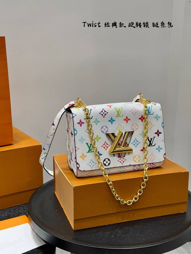 折叠盒 尺寸22.15 Lv 老花Twist链条包 呈现新古典 Twist 中号手袋。造就聚焦设计：翻盖的超值 明快活泼，自由滑动，无论肩背斜挎或日夜场合，随心