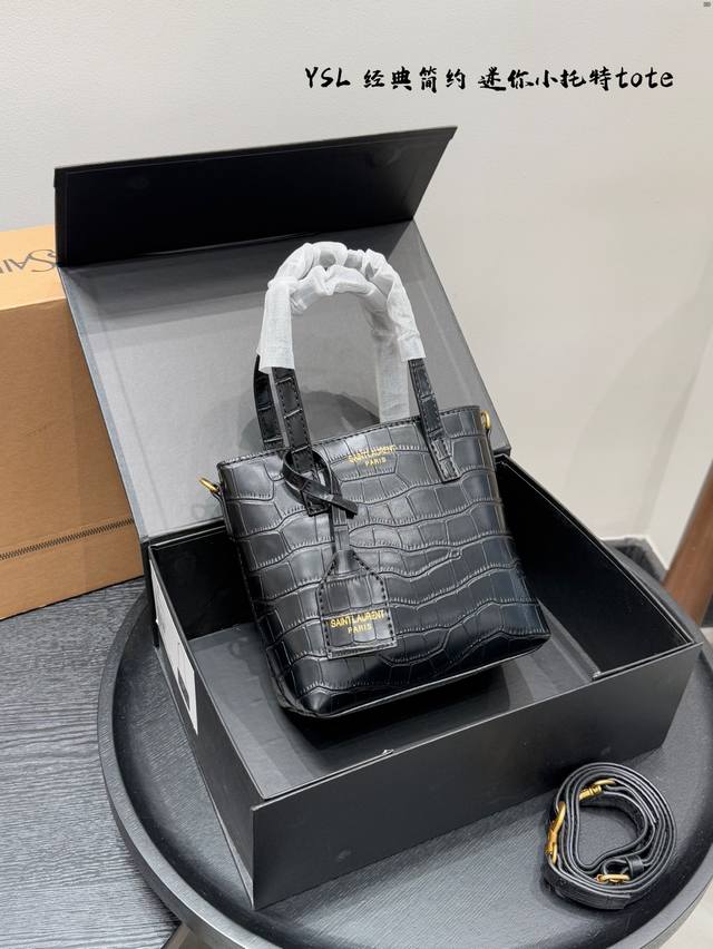 礼盒包装 尺寸:17.18Cm 圣罗兰 Ysl迷你小托特 迷你水桶手提包 很好看啊啊啊 这款绝对是Ysl的鼻祖！ 牛皮品质！ 太Staly！