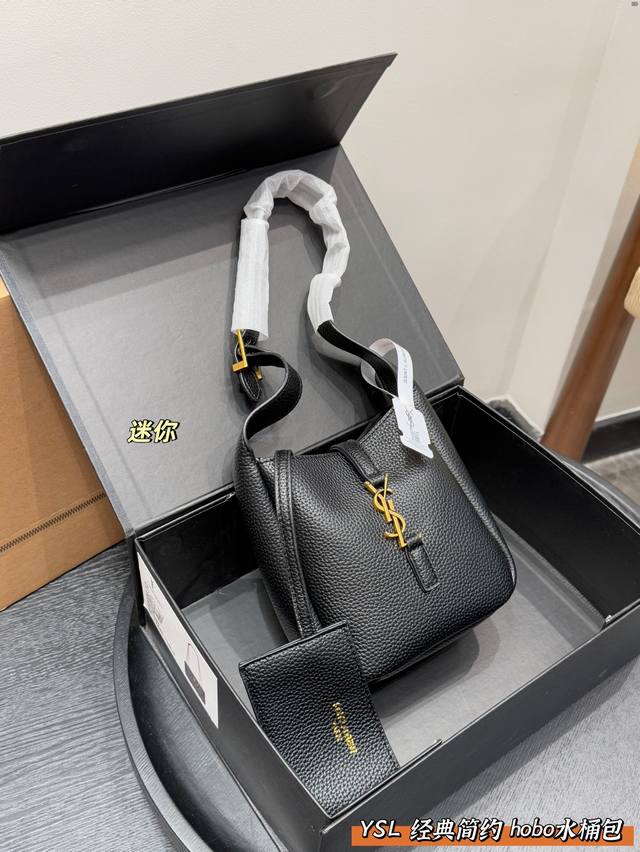 礼盒包装 Ysl圣罗兰Hobo水桶包腋下包 没有繁杂的设计 简简单单的将Ysllogo字眼变成包扣 皮质柔软一点都不土气 而且超级能装 包内做了分层设计，东西不
