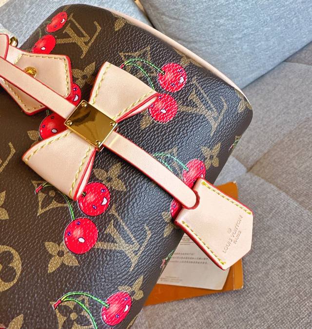 折叠礼盒包装 Lv Speedy20 村上隆樱桃波士顿枕头包经典重现，轻便又时尚~肩带可调节，可手提，可拆卸！ 浓浓复古风，时尚百搭，超级实用！ 尺寸20.15