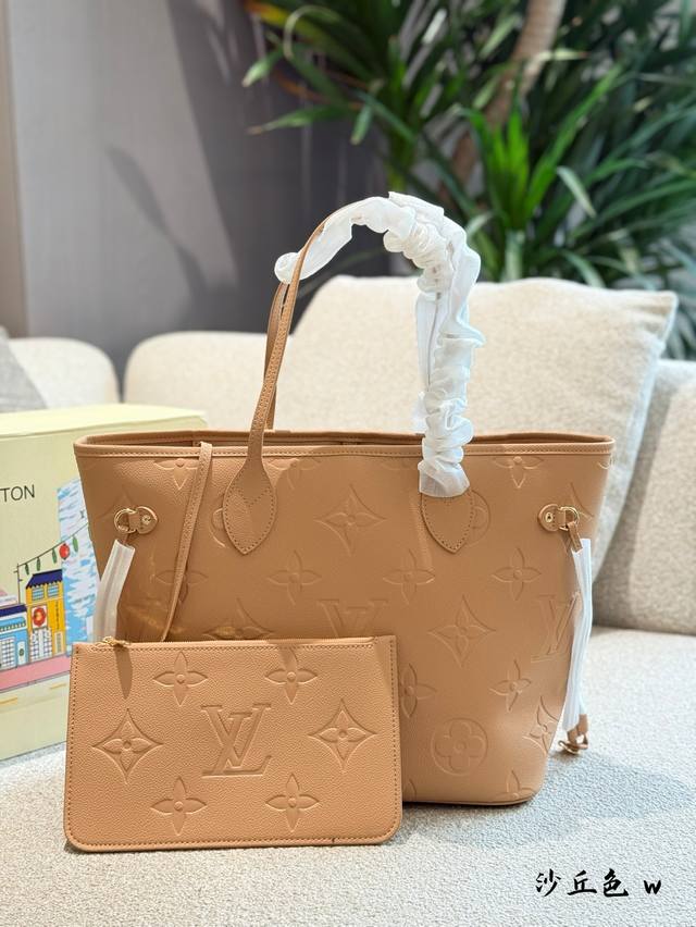 家人们快来康康吧，本款Neverfull中号手袋取材 Monogram Empreinte软压纹皮革。收紧两侧束带，充裕容量亦可化身小巧都市手袋;长款手柄实现肩