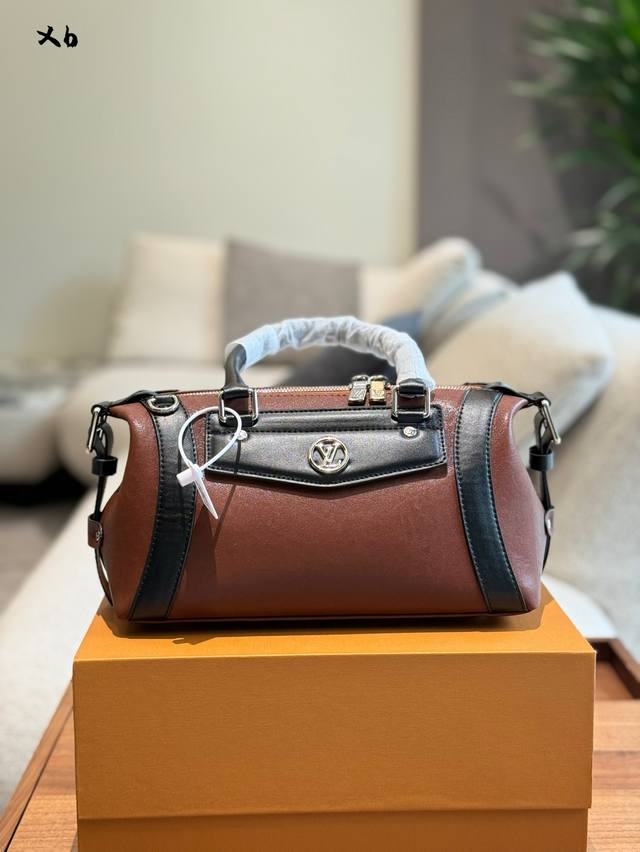 芯片版 [Lv Biker小号手袋] M14514黑色 瞩目亮相2025春夏秀场，以像素效果羊皮革彰显经典机车夹克的灵感启发，再借莹润金属件和撞色皮革饰边点亮考