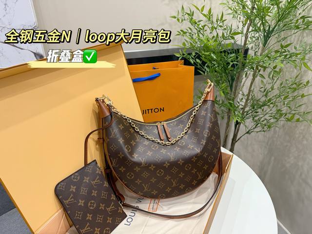 配折叠盒包装 Lv新款Loop大月亮 感觉是很随性舒服的风格 这只包配了两条肩带，背法很多:皮质肩带斜挎的背法很舒适 适合穿搭比较日常随性的姐妹~或者出门需要带