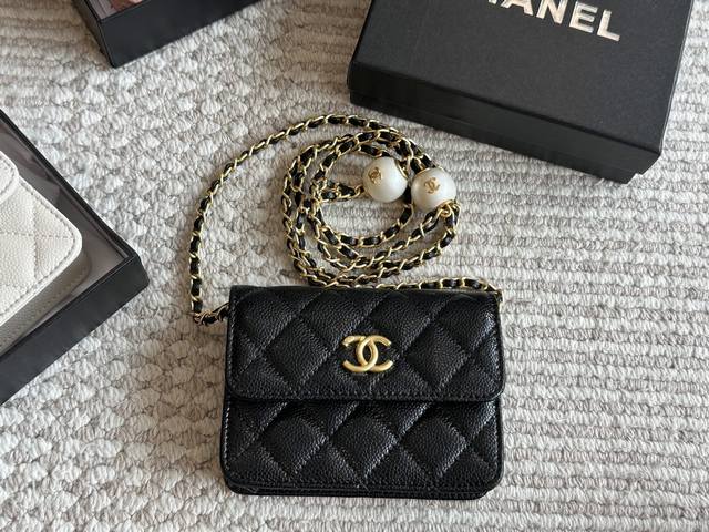 配盒 珍珠“小废包” Size：13*10Cm 小香家 Cf 双珍珠包 珍珠两边都可以调节 链条可以变长变短哦！ 可随心腋下手提斜挎 鱼子酱牛皮 放不下手机