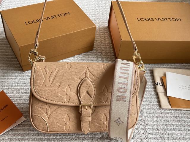 早春系列新品Diane法棍Lv 配有一根皮肩带 可腋下背 一根刺绣肩带 可肩背斜跨 容量日常足够用 尺寸25X15Cm 折叠盒包装