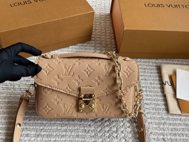 配盒 升级版牛皮 Size：21*13Cm L家 新款小邮差Metis 来来来！ 完美尺寸的Lv邮差包来啦 使用率超级高！ 可爱 可爱 终于终于出了！