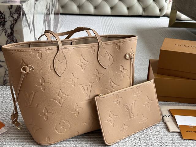 Lv Neverfull购物袋 N41605Lv 家的经典王牌，超大容量的设计作为妈咪包和Ol通勤都是妥妥 滴,出镜率 最高的包款。条纹内衬完全不单调沉闷，设计
