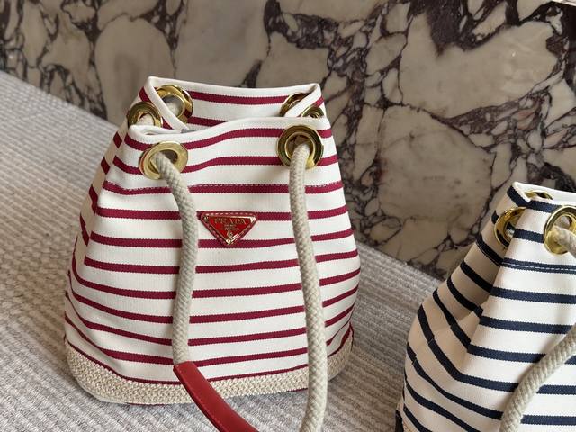配盒 Size：27 26Cm Prada尼龙水桶包！ 新款水桶包 腋下哦！ 圆圆小可爱！ 手柄位置非常好看 实用又百搭！！！