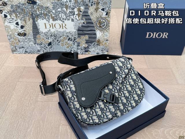 配盒 迪奥Dior 马鞍包 真的太好看了！ 男生日常休闲搭配的理想选择～ 实用又百搭，小小的身体大大的空间 非常适合放随身物品~ 尺寸24 16