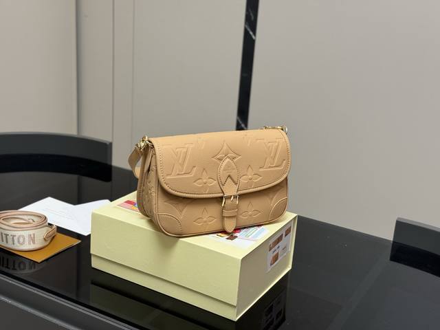 配折叠盒 Lv法棍包穿搭也太好看了吧 双肩带的配置复古的气质 带着时尚感搭配起来 毫不违和并且肩带可以分开使用四舍五入等于两个包包Hhh并且这款融合了 尺寸:2