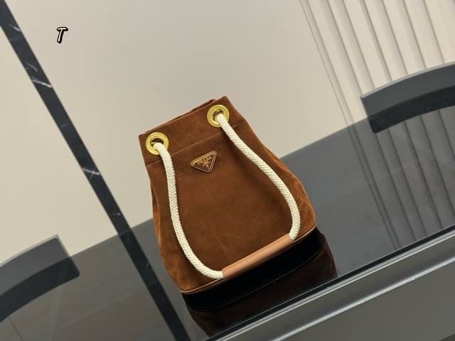 Size：23*25Cm 普拉达 25春夏新手袋来了 看起来更有未来感了~ 龙布面+粗麻绳的小手袋好可爱，喜欢喜欢！ 尼龙水桶包