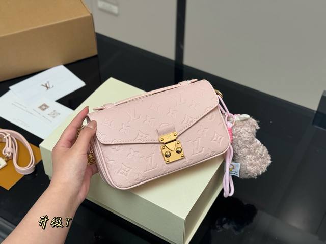 配折叠盒飞机盒 最新尺寸 :21×6×13Cm Lv高品质 性价比超高 一定要好好看细节看五金看材质 新款邮差小号 East West 配置链条和皮肩带 配折叠盒飞机盒 最新尺寸 :21×6×13Cm Lv高品质 性价比超高 一定要好好看细节看五金看材质 新款邮差小号 East West 配置链条和皮肩带