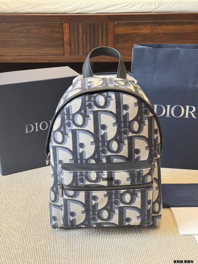 复刻版 原版布 Dior Oblique 字母帆布双肩包 Oblique 字母帆布双肩包，全新大Logo字母设计，让人眼前一亮，完美演绎了活力时尚，包形简洁利落
