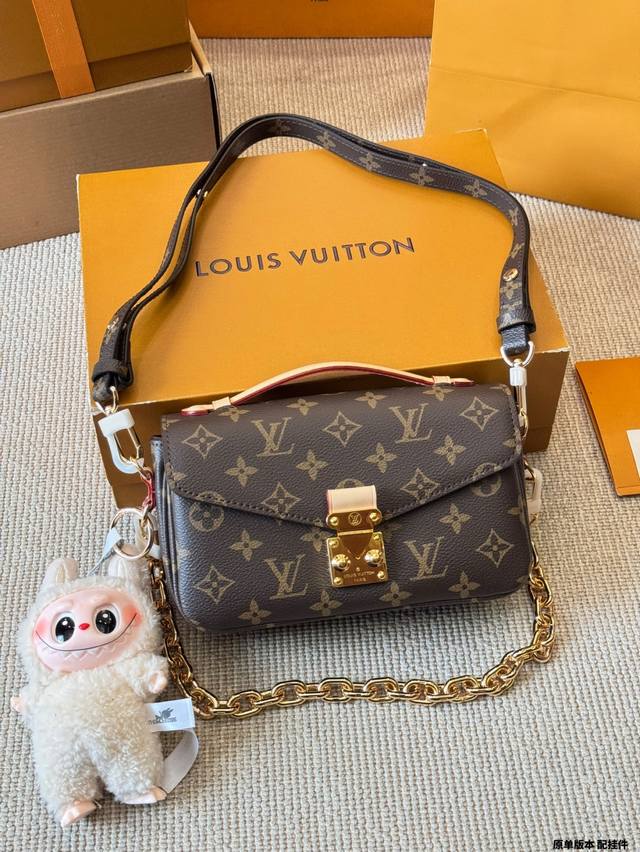 复刻版 配挂件 Lv Pochette Metis East West Mini 新款邮差包 Lv邮差包老花手提单肩斜挎包，优雅低调的外形设计和宽敞的包身更加入