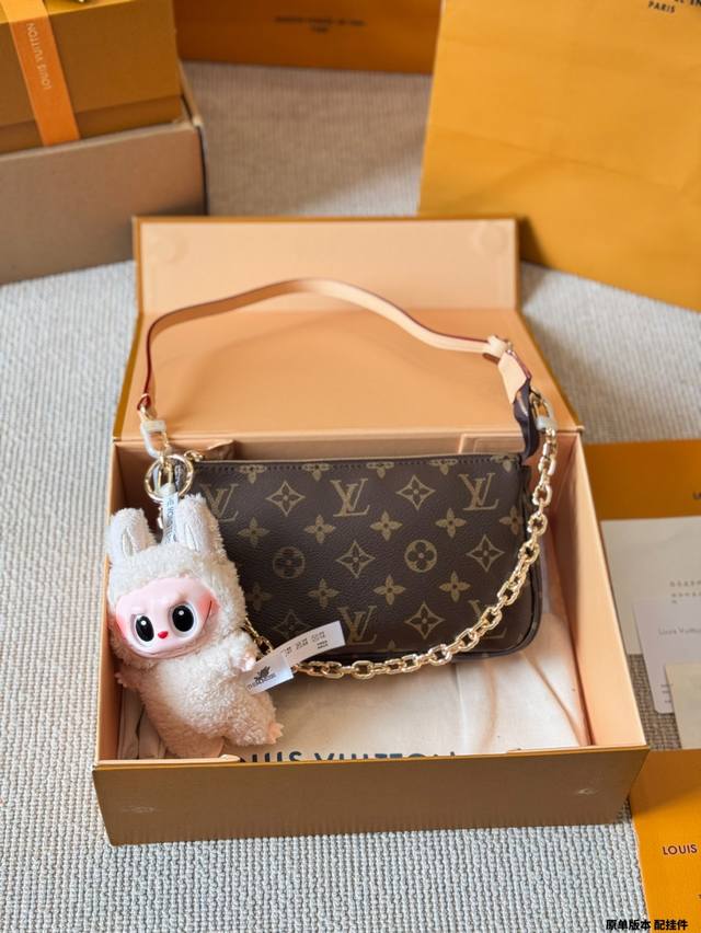 复刻版 配挂件 Lv中古大麻将包 爆山的麻将包应该不用过多介绍吧 就冲它的颜值和实用性，完全配得上它断货王和涨价小天才的称号~ 可腋下单肩，可斜挎可手提，容量也
