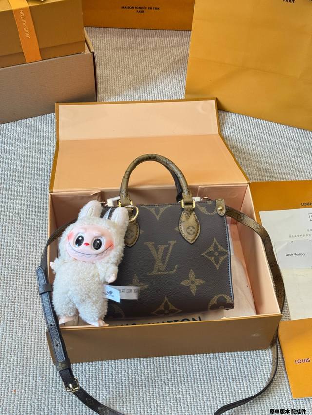 复刻版 配挂件 Lv Onthego 压字 丛林包 折叠礼盒 原单品质 Lv A B面喷绘 Onthego妈咪袋 性价比之王这是一款超赞的包型，灵感来自于恶搞L