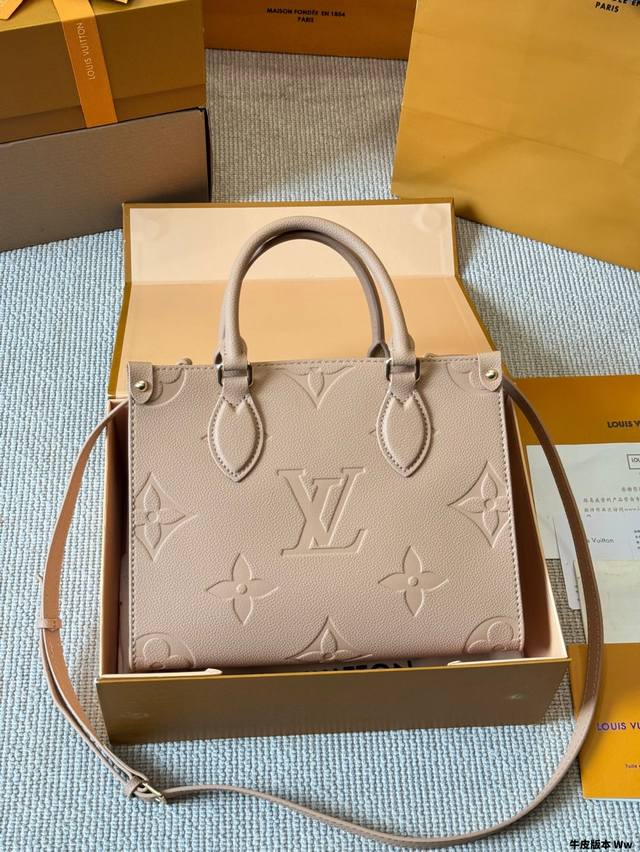牛皮版本 Lv Onthego 压字 丛林包 折叠礼盒 原单品质 Lv A B面喷绘 Onthego妈咪袋 性价比之王这是一款超赞的包型，灵感来自于恶搞Lv的街