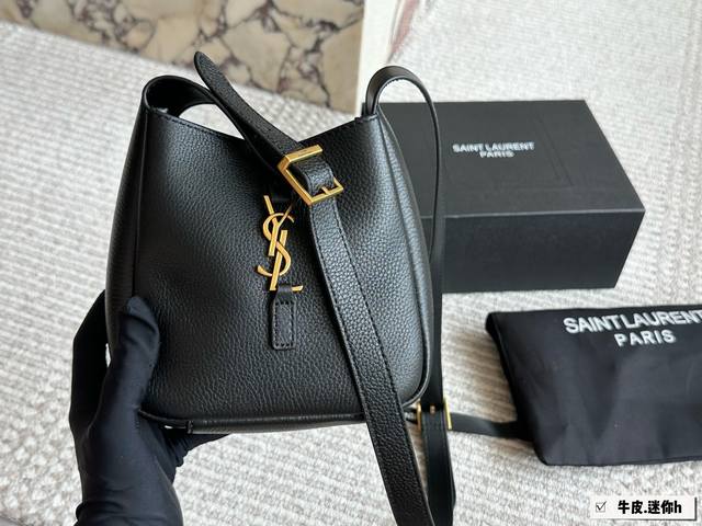配盒 牛皮 Size： 16*15Cm 迷你 谁还没拥有 Ysl Soft Hobo！大爱这款包呀 实用性超强的！ 大包就选它啦~ 牛皮的手感太Ok！