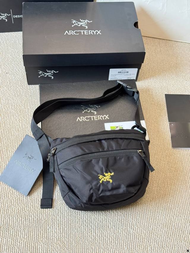 原版布 Arc'teryx 始祖鸟Mantis系列 2.5L防水刺绣标斜挎包腰包男女单肩包挎包腰包斜挎包，Mantis 腰包可舒适地佩戴于腰间或跨在肩上，可存放