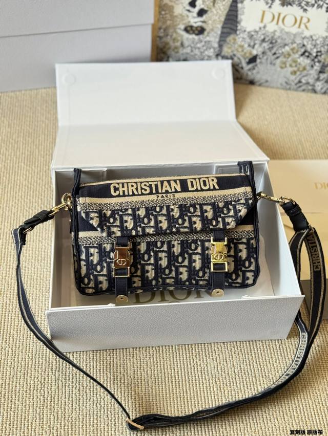 复刻版 原版布 Dior新款Camp邮差包 利落的插扣设计好看又方便，简直不要太惊验，关键是还耐看！！！ 自重很轻！超级好看！ 男女均！ 一见钟情一点也不夸张