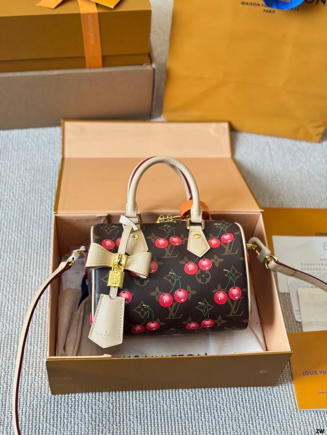 牛皮版本 Lv Speedy 20樱桃印花枕头包 Lv 新款系列 City Keepal手袋,全网首发 Lv Speedy Nano 枕头包这款Retiro 手