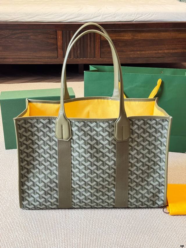 Goyard Villette托特包Jacquard特别版 为了庆祝Goyard之家成立170周年，这款Villette托特包特别版以开创性的卡其色提花版本重新