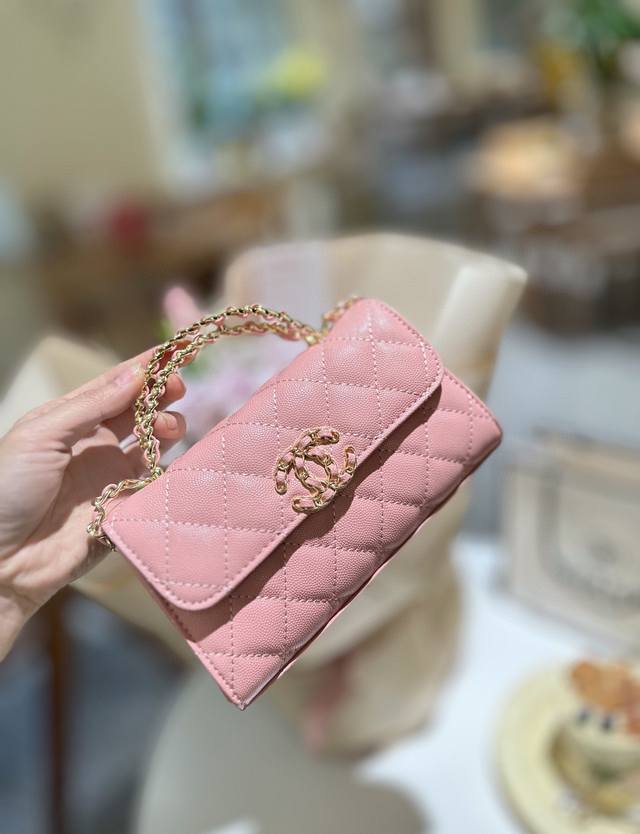 折叠礼盒包装 Chanel早春手工坊手柄包 上身可可爱爱金至于容量，我放了一个粉饼 还蛮大的那种 、唇釉、耳机、小梳子，女生出门基本也差不多这些吧，基本都是够放