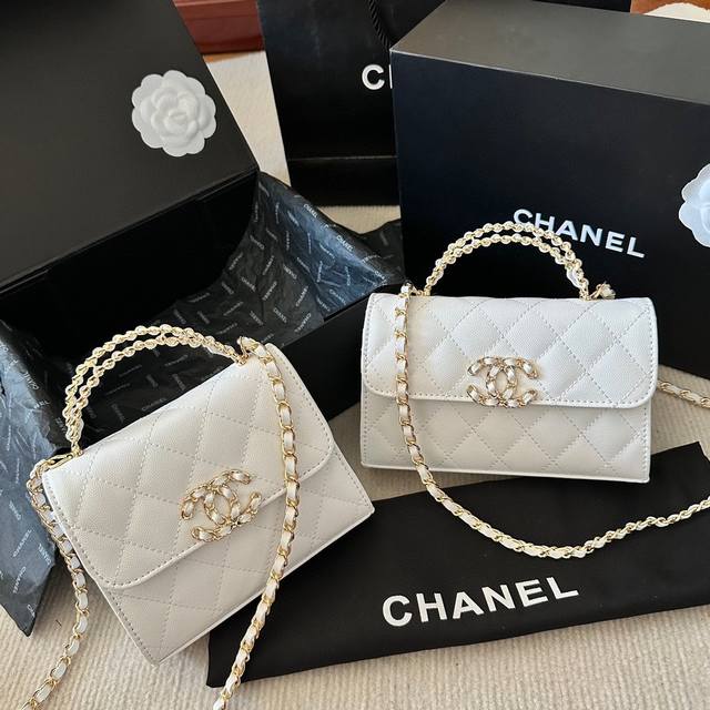 折叠礼盒 Chanel早春手工坊手柄包 上身可可爱爱金至于容量，我放了一个粉饼 还蛮大的那种 、唇釉、耳机、小梳子，女生出门基本也差不多这些吧，基本都是够放的