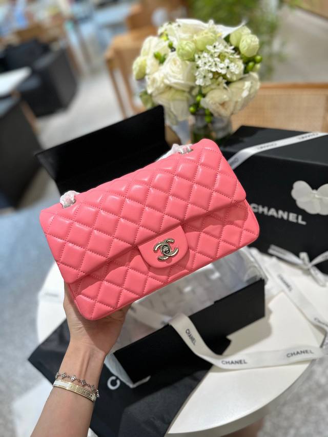 银扣 全套折叠礼盒包装 香奈儿顶级V纹 1112 Cf 全称是 Classic Flap 拿到手里才能感觉到它的魅力 这份质感 仙女们值得拥有～ 尺寸 25Cm