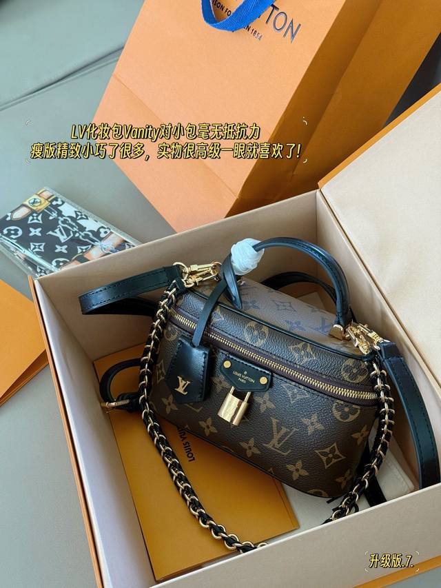 配盒升级版 Size：19*12Cm L家 Vanity 小箱子24Ss 新款哦 相比老款的Vanity化妆包， 这个24款可就更加圆润精致了 配置两条肩带 超