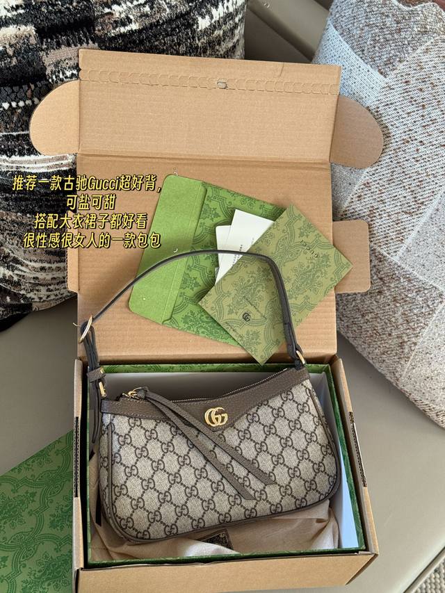 配盒 升级版 Size:25*15Cm Gg 新品腋下包 质感感人,尺寸完美, 还可以任意更换搭配不同造型而且容量还非常好! 很性感很女人的一款包包! 配盒 升级版 Size:25*15Cm Gg 新品腋下包 质感感人,尺寸完美, 还可以任意更换搭配不同造型而且容量还非常好! 很性感很女人的一款包包!