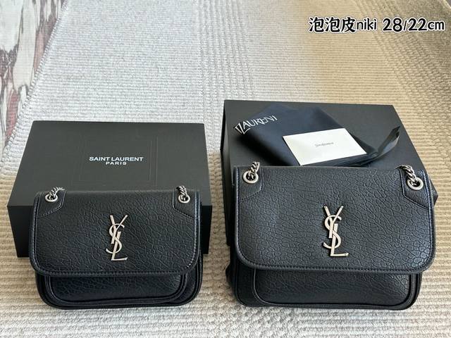 Ysl泡泡皮Niki邮差包 简直不要太酷，包型好看没有缺点，柔软细腻羊皮营造出复古照旧风格手拎或者腋下都很可气场十足男女均可驾驭时尚与功能兼备上身舒适又时髦 超