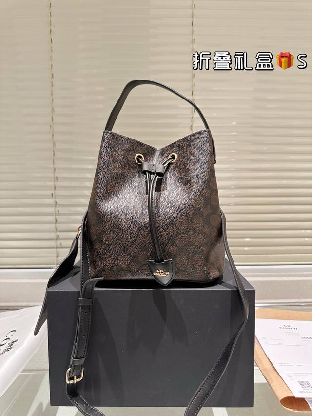 顶级原单 牛皮 蔻驰新款水桶包 Rowan Bucket 新款水桶包可有抽绳设计 两个肩带可单肩可斜挎 经典配色满足日常搭配 尺寸 22 20Cm