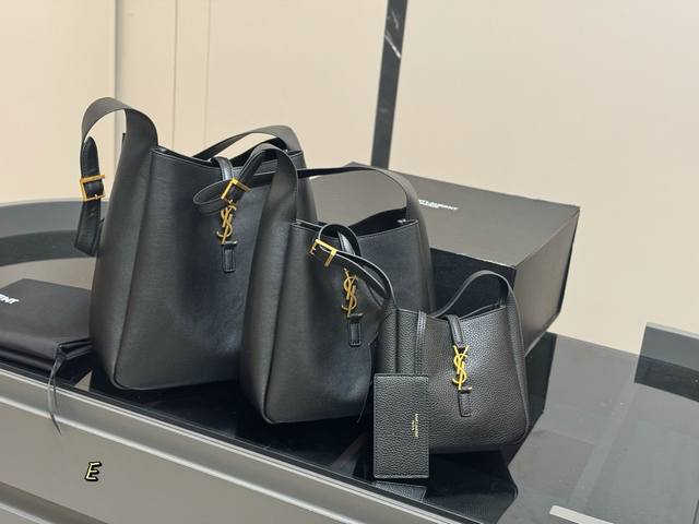 配折叠盒 Ysl圣罗兰水桶Hobo Saint Laurent将于本月陆续上新 延续Ysl女郎的优雅独立气质。 全新Gaby手袋采用 尺寸: 17.16Cm 2