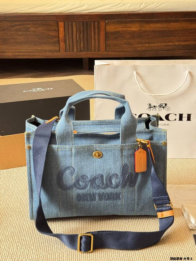 复刻版 原版布 大号 Coach 1 Vew 超级轻便！Cargo托特包 : Cargo Tote 配备可拆卸肩带 向肩背司斜挎 还配备了两个方便的外置口袋 小
