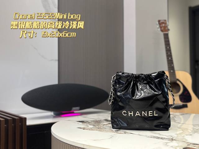 配全套 Size：20*20Cm 小香家 迷你22Bag 缩小版22Bag显得格外的俏皮可爱， 依旧是小牛皮材质， 柔软而轻盈！ 赠送调节扣哦！ 搜索 垃圾袋