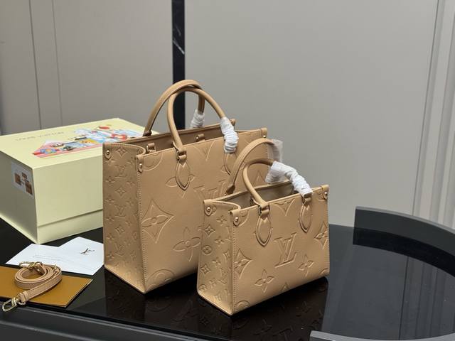 Size：34.28Cm 25.20Cm Lv Onthego牛皮购物袋 有隐藏的背带设计， 可单肩～可手提 搜索 Lv Onthego丛林购物袋 配折叠盒