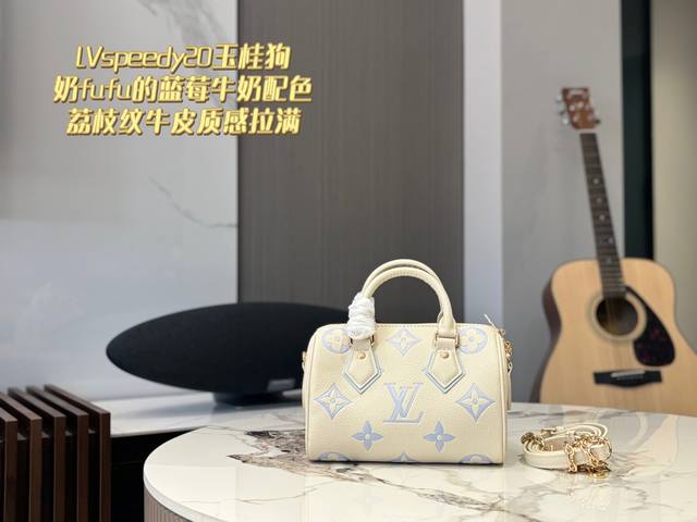 升级版 配盒 Size： 20*14Cm L家 Speedy 20 一起感受Speedy快乐~ 这个大小刚刚好哦！ 拎一个小包包真的爱了爱了~ 搜索：Lv Na