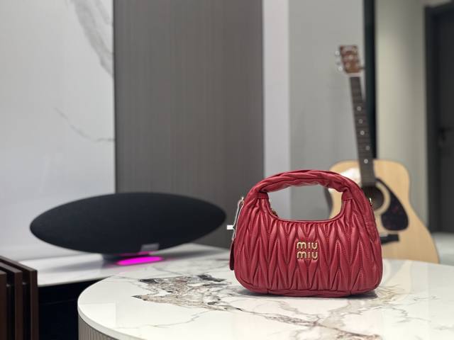 羊皮 Hobo月牙包 红红火火恍恍惚惚缪缪出街啦~ 张元英同款~~~ #Miumiu包#Miumiu包 #美包23Cm折叠盒包装