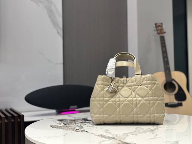 全套包装 升级版 D家 超火的Toujours 购物袋 个人觉得 包型真的很耐看！ 拒绝不了一点温柔米色系的东西！ 不大不小的感觉 Size：28*21Cm