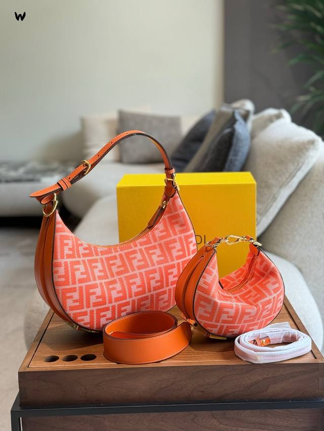 Fendi2025新款丹宁迷你新月包一只囚 Fendi 家的新款丹宁迷你新月包，款式新颖一见倾心。此包三种背法，细长带单肩背最和我心意，包底金属Logo很耐磨不