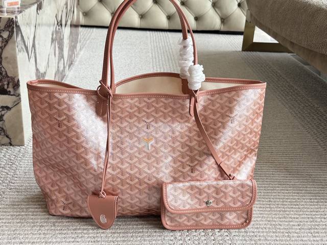 这么美的通勤包，是要羡慕死谁哦 Goyard 24金属限定色珠光色系 这个系列的三个色都特别洋气 正面看是一个色，侧面看又是另一个色 居然能在包.上做出了流光溢