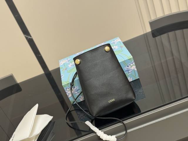 配盒 罗意威Pebble Pouch 好能装 罗意威新出的Pebble手机包 又好看又能装～ 自带的肩带可以随意调节 配上毛毡小挂件 很可爱 放手机充电宝墨镜盒